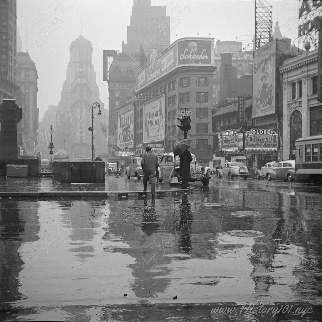 Times Square Rainy Day, New York City - 1943 — Old NYC Photos