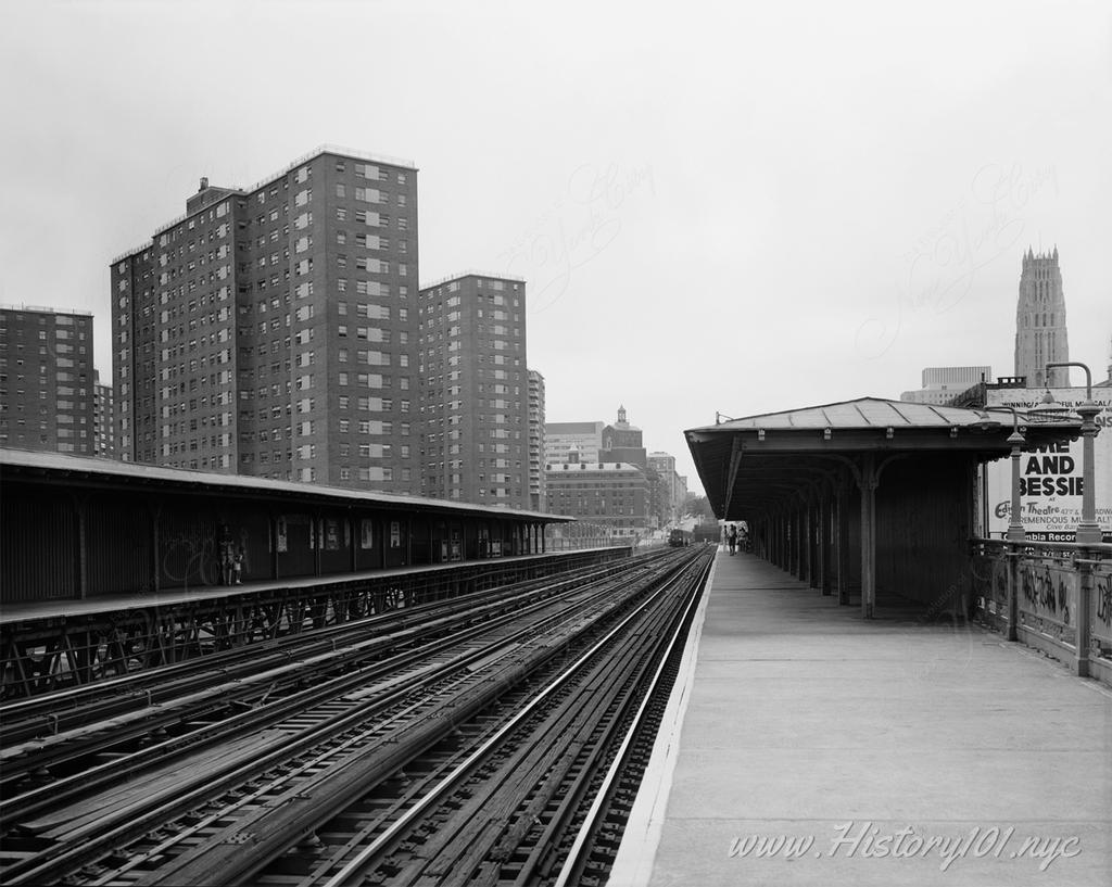 Photograph of the platform and tracks of 125th Street and Broadway station (formerly Manhattan Street) on Manhattan Valley Viaduct.