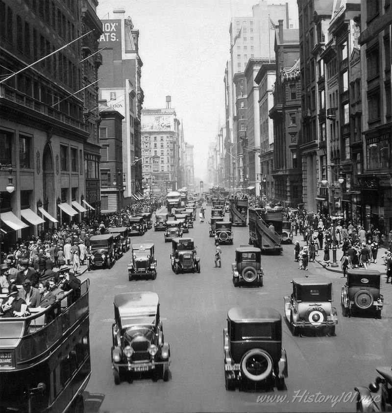 Fifth Avenue 1925: NYC's Luxury and Legacy in Focus